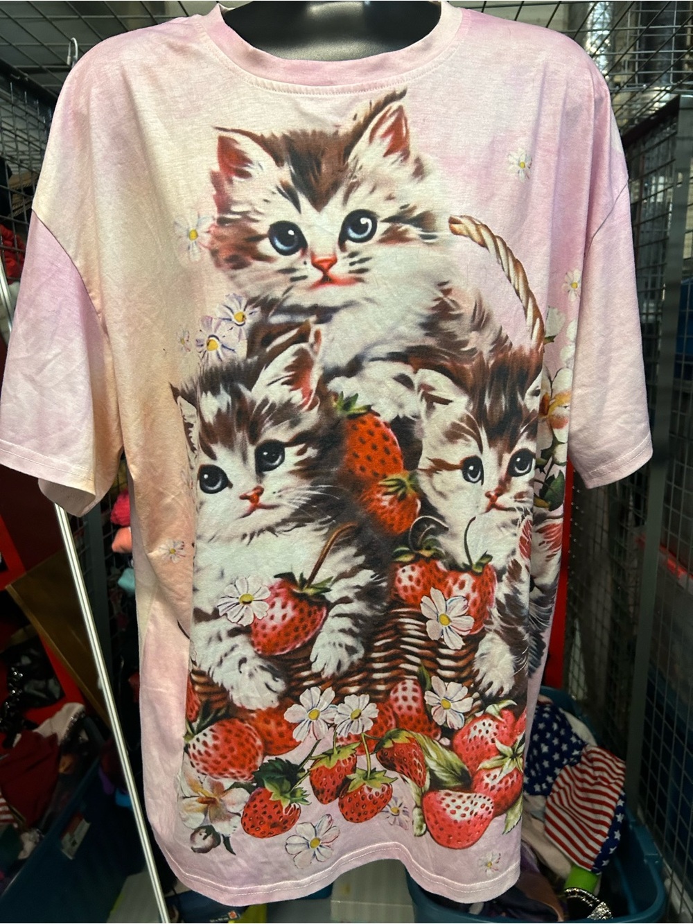 Adorable vintage style kitty Cat 🐈 🐱 🐈‍⬛ basket & Strawberry Graphic Tee XL